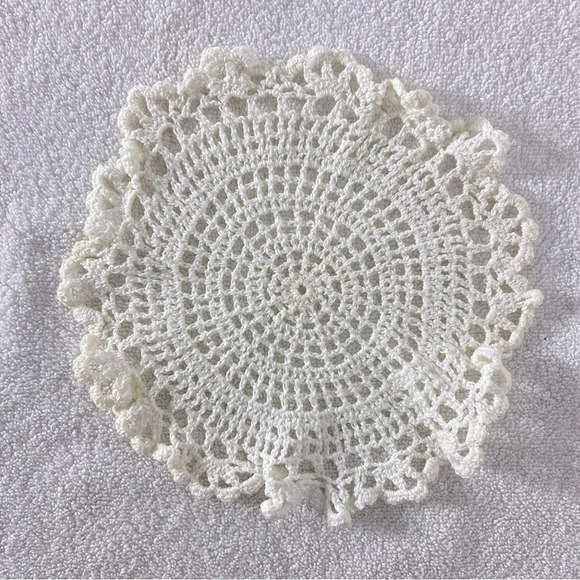Vintage Handmade Pink & Cream Crochet Lace Round Doilies X2 - Picture 7 of 10